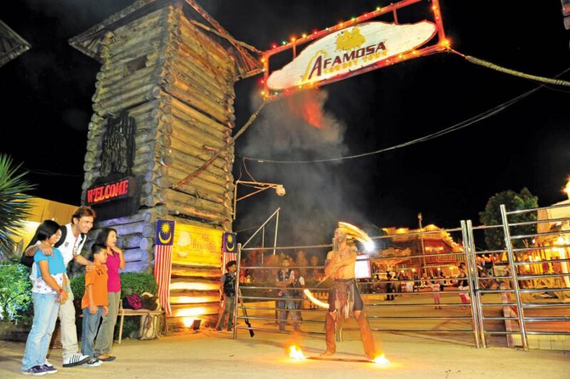 a famosa theme park cowboy town entrance